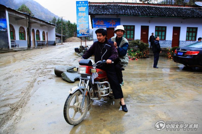 光雾山房东送我去摄影