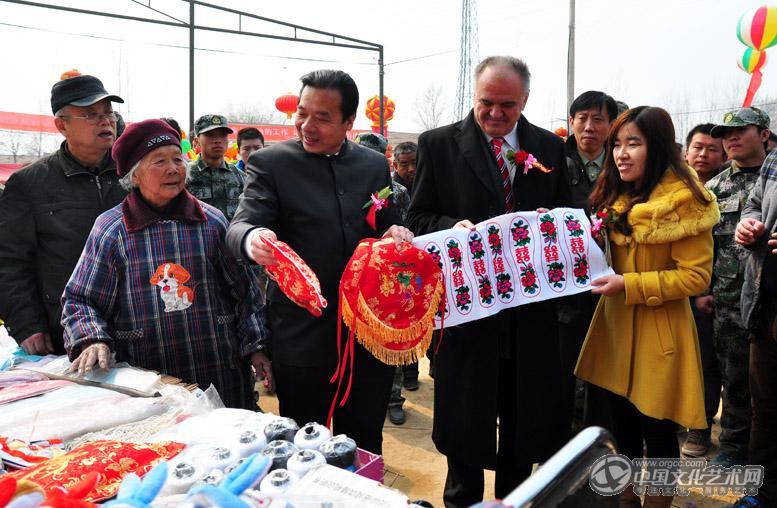 波黑大使关注民俗文化