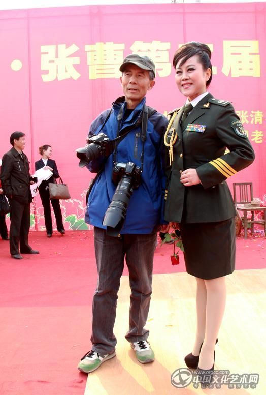 和著名歌唱家杜春梅在民俗文化节上