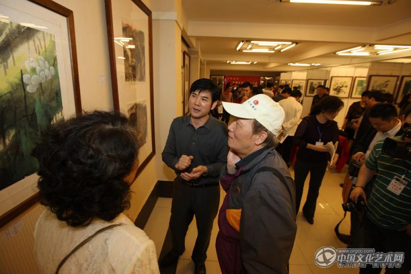 画家张国亮在展览现场