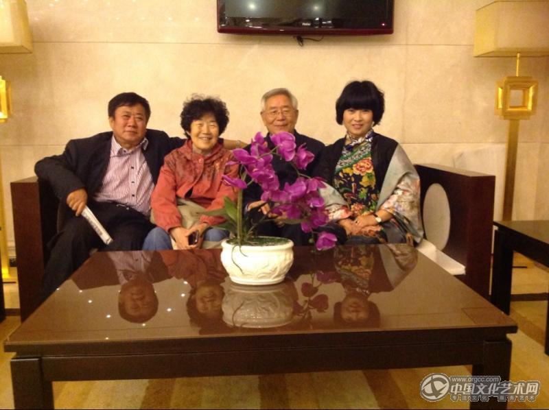 画家刘元红合影留念