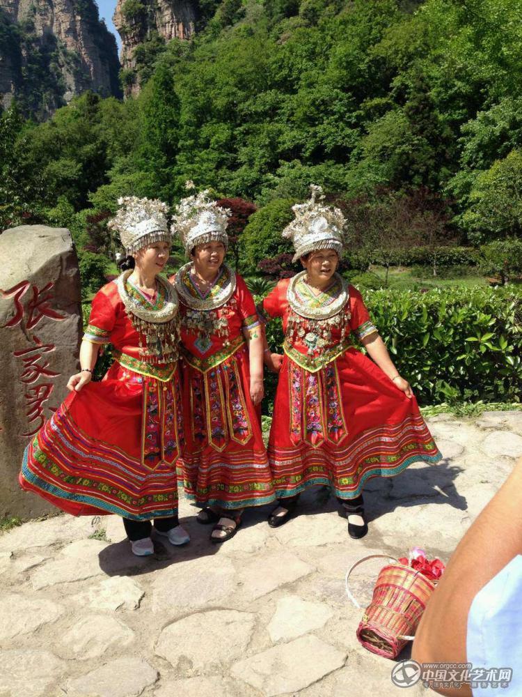画家闫秀伶在湖南张家界与土家族人合影
