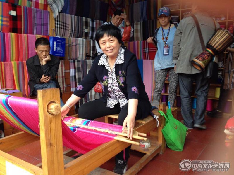 画家闫秀伶在凤凰古城个人风采照