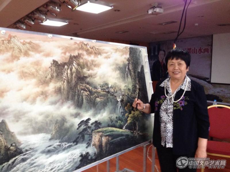 画家闫秀伶在秀山个人风采照
