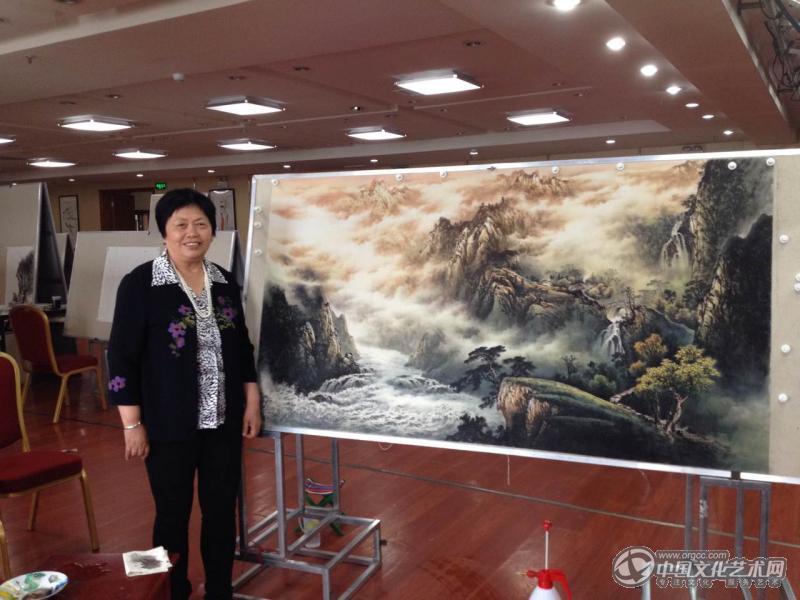 画家闫秀伶在秀山个人风采照