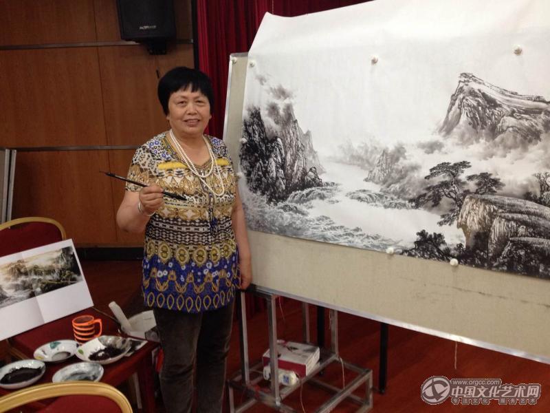 画家闫秀伶秀山行
