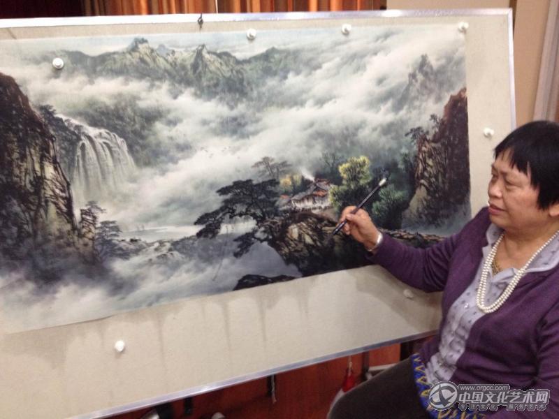 画家闫秀伶秀山行