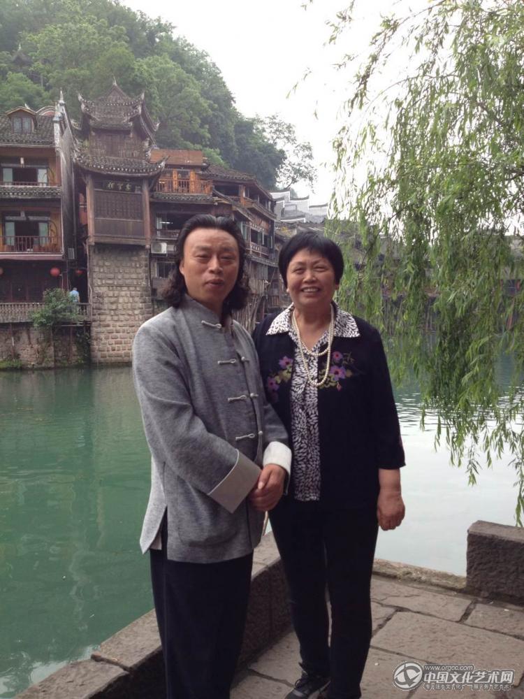 画家闫秀伶在凤凰古城 与曾刚老师合影