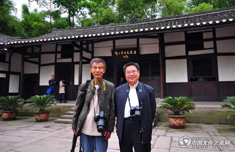 与四川影友在小平故居前合影