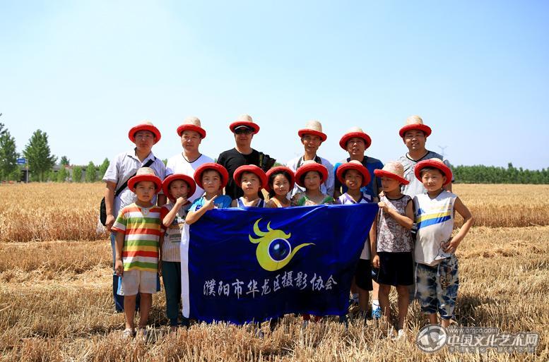 在濮阳东北庒拍摄杂技时和小演员合影