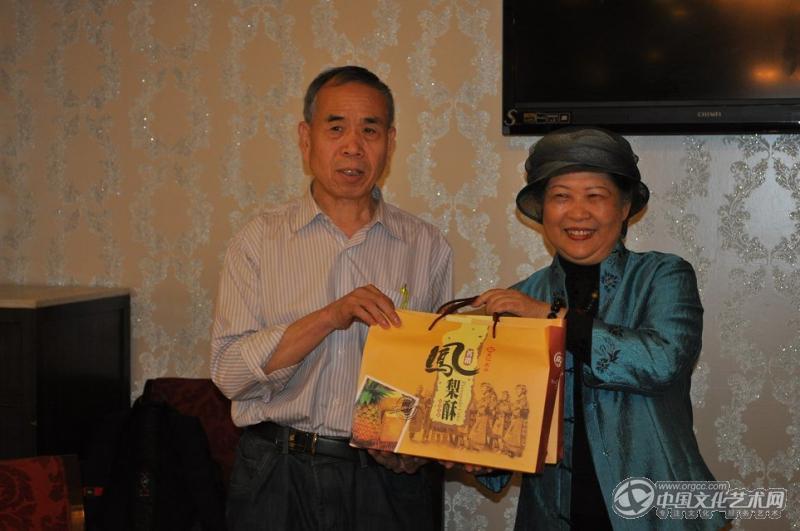 杨月明理事长赠台湾特产