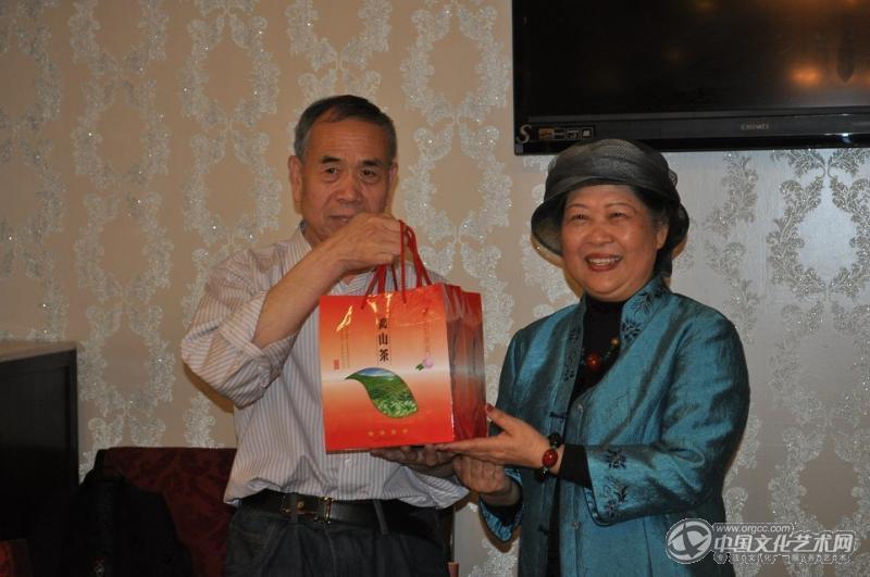 杨月明理事长赠台湾特产