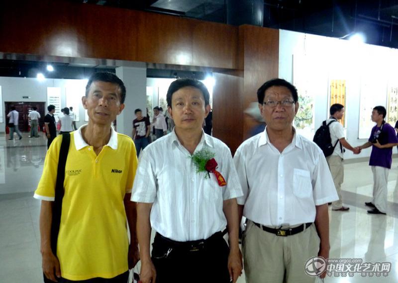 与市文联主席王泽培和油田美协主席马献之合影