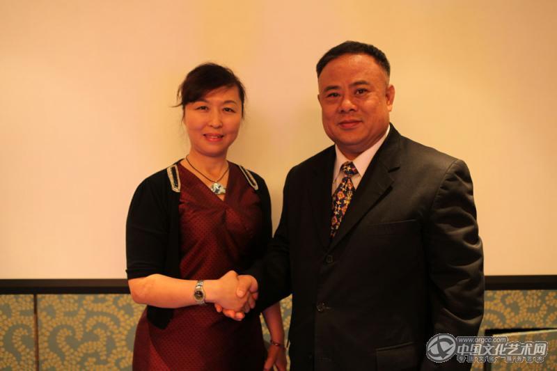 国画家王旗与泰国青年商会会长、泰国中华总商会副主席李桂雄合影