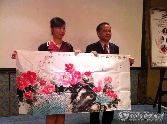 国画家王旗与中国驻泰大使馆文化参赞陈疆合影