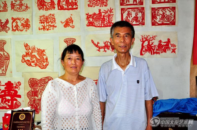 采访国家非物质文化遗产传承人、剪纸艺术家李爱荣时的合影