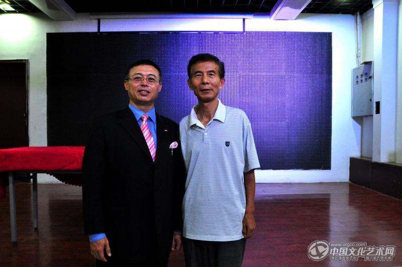 在濮水湾高端论坛上和大叶·宏老师合影
