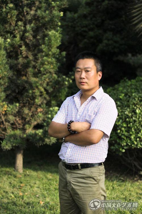 国画家胡广宇个人风采照