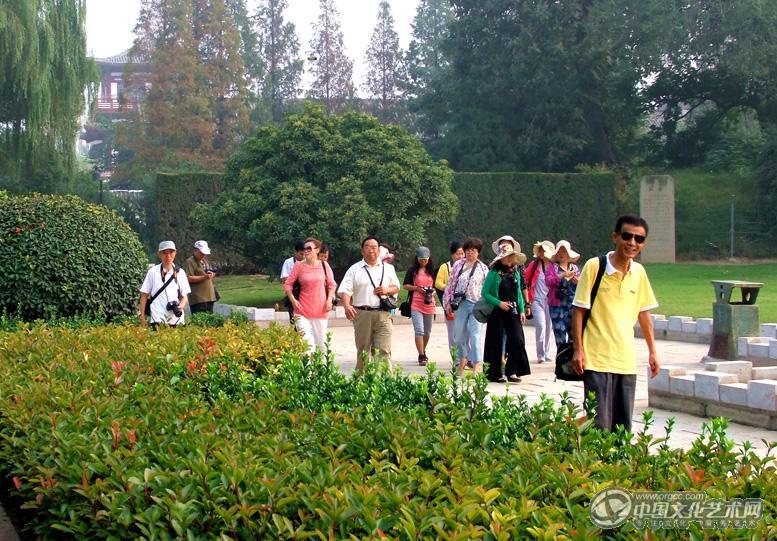 带老年大学摄影班学员在戚城采风
