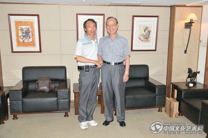 台湾国民党副主席林丰正在台北市接见郭亚修画家