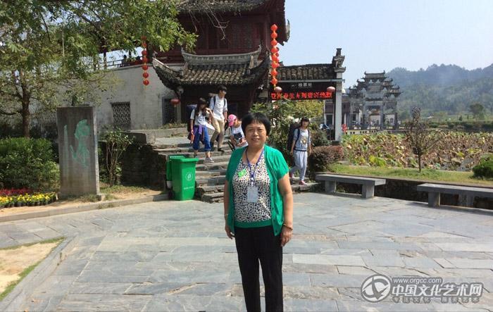 画家闫秀伶个人风采照