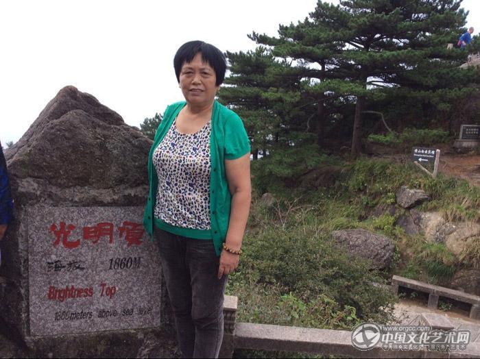 画家闫秀伶个人风采照