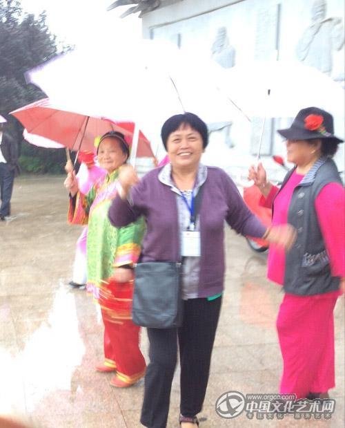 画家闫秀伶合影照