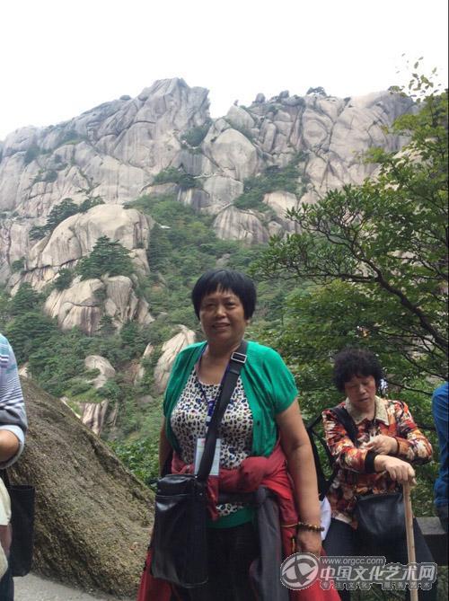 画家闫秀伶个人风采照