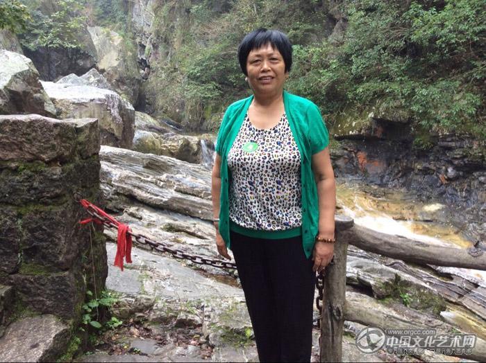 画家闫秀伶个人风采照