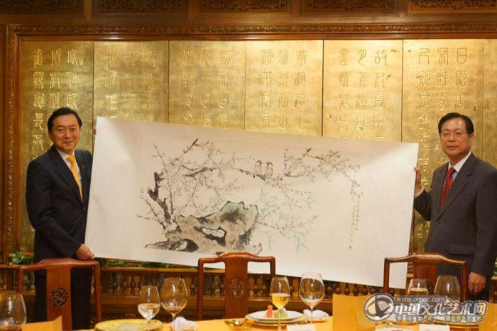 2014年5月15号日本前首相鸠山由纪夫应邀访华，在人民大会堂受到国家主席习近平亲切接见。