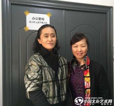 国画家王旗与著名画家唐秀玲女士合影