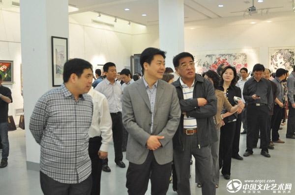 书画家韩晓传陪同王敬林市长参观青年美展活动现场