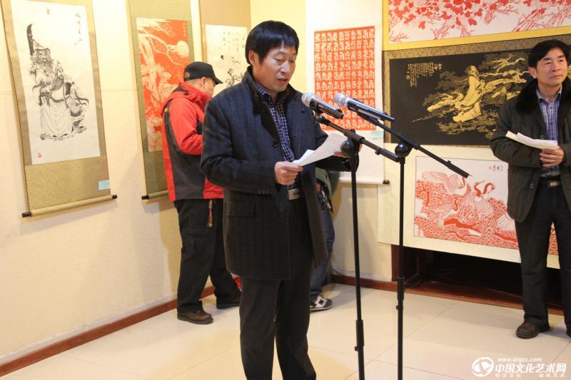 洛阳市剪纸艺术研究会团体会员代表老城区坛角小学校长乔宏超讲话