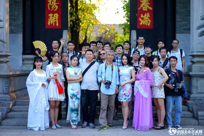 和广州”摄影天地“摄影群影友在余荫山房合影