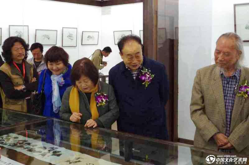 2015年4月1号与市长刘典利，名画家王秀,等一同观看画展、