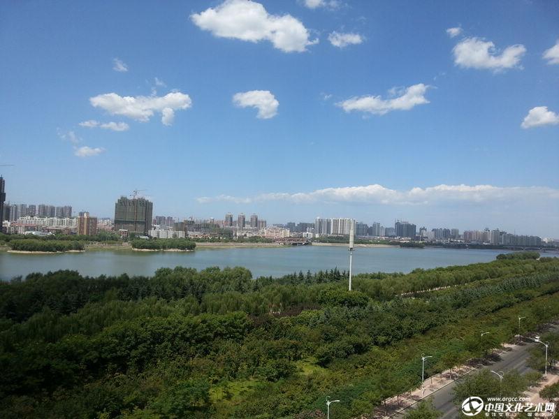 洛阳的蓝天、白云、绿树、碧水