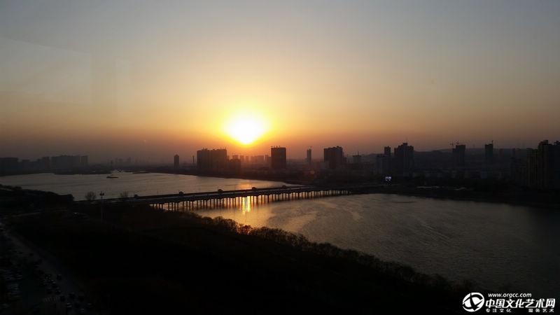 窗外夕阳