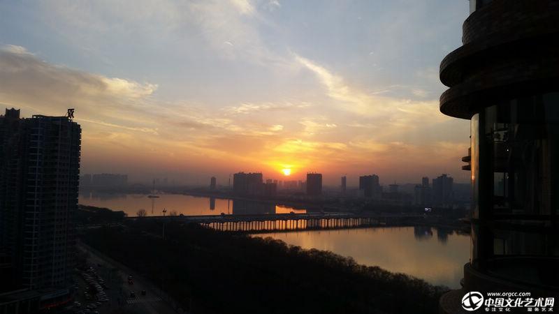 窗外夕阳