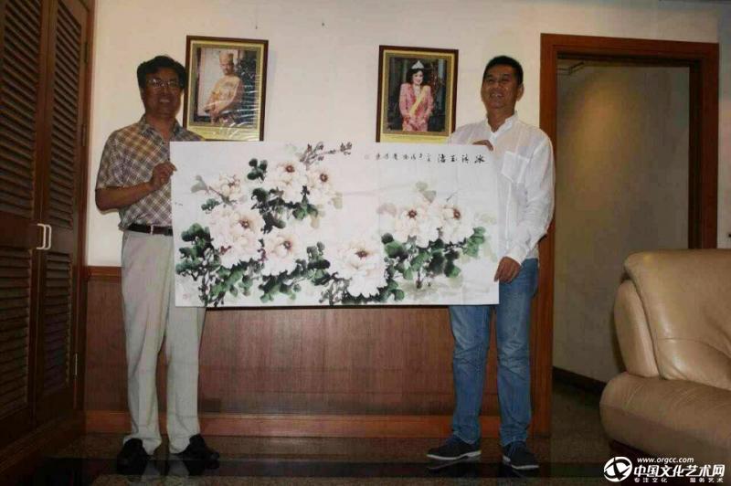 《冰清玉洁》由中国东盟商会会长解坤做为国礼送给马来西亚商会李会长.