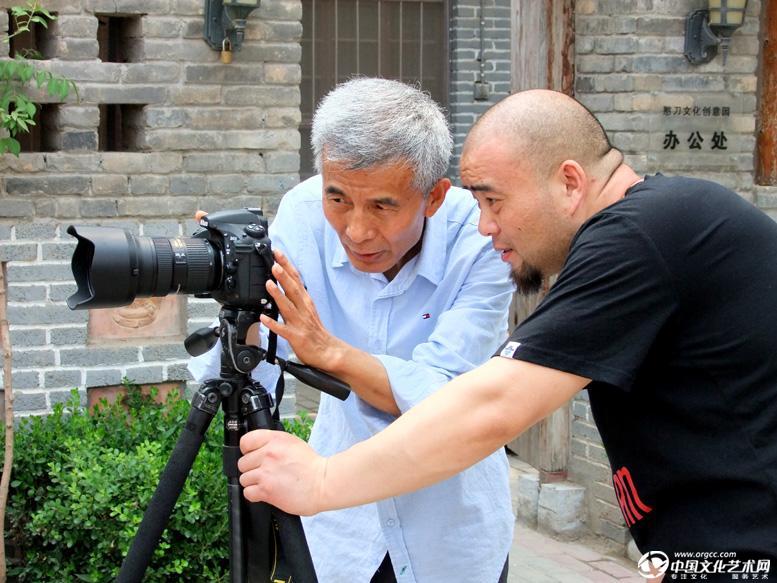 和中国非物质文化遗产代表性传承人憨刀在一起