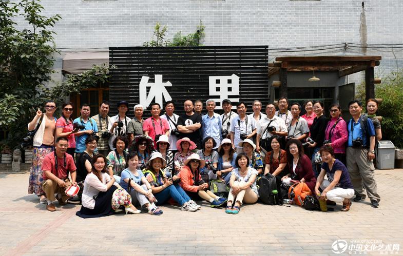中原油田老年大学摄影班在浚县泥塑民俗文化村摄影采风时合影