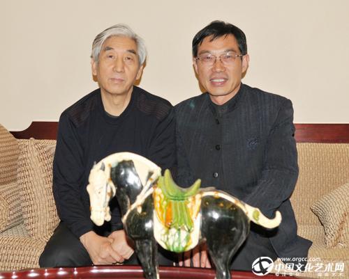2009年中国书法家协会主席张海（左）与高水旺谈唐三彩文化产业发展事宜