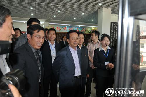2012年，全国人大常委会副委员长陈昌智考察唐三彩文化产业发展情况