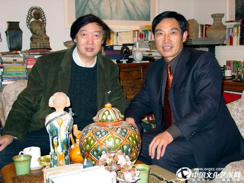 2004年中国民协主席冯骥才先生（左）与高水旺谈中国民间文化遗产抢救