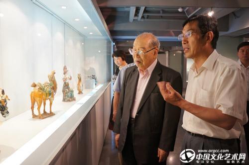 2012年，高水旺大师在台北向梅可望博士介绍唐三彩作品