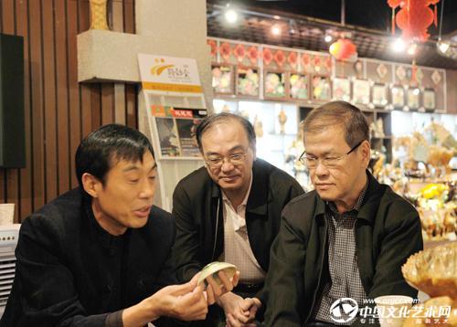 2009年，新加坡陶鉴会长林亦秋先生携带从唐代沉船中打捞的唐三彩碗与高水旺大师一起交流