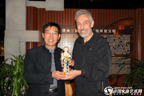 2010年，高水旺大师陪同美国林肯副市长Jon camp参观唐宝斋