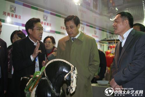 2012年文化部副部长董伟在黄山非遗展参观唐三彩