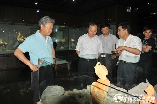2012年文化部艺术司副司长张凯华参观唐三彩并指导工作
