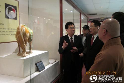2012年高水旺向洛杉矶河南同乡会会长介绍唐三彩饮水马